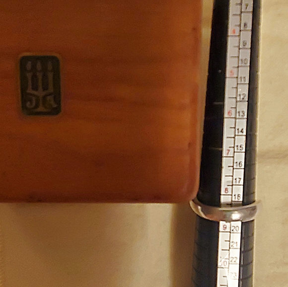 James Avery Retired Sculpted Ribbon Ring , size 8.5 - Picture 6 of 6